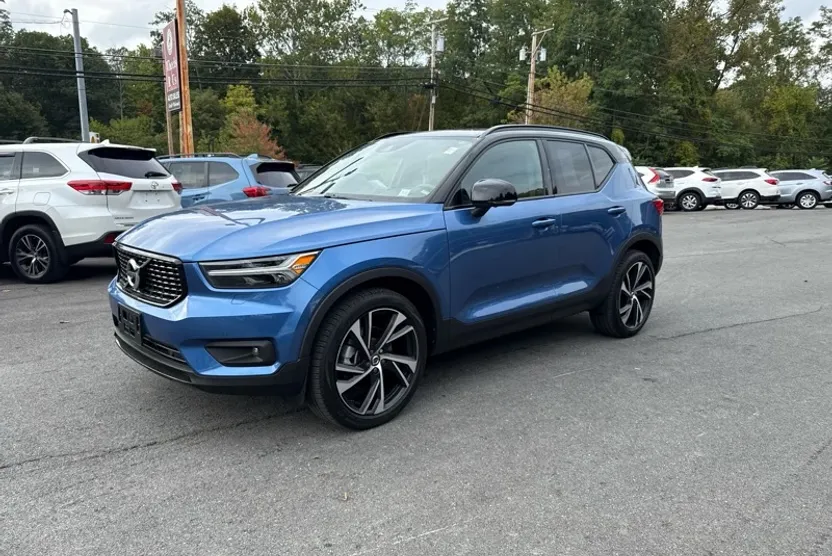 2020 Volvo XC40 T5 R-Design photo 1