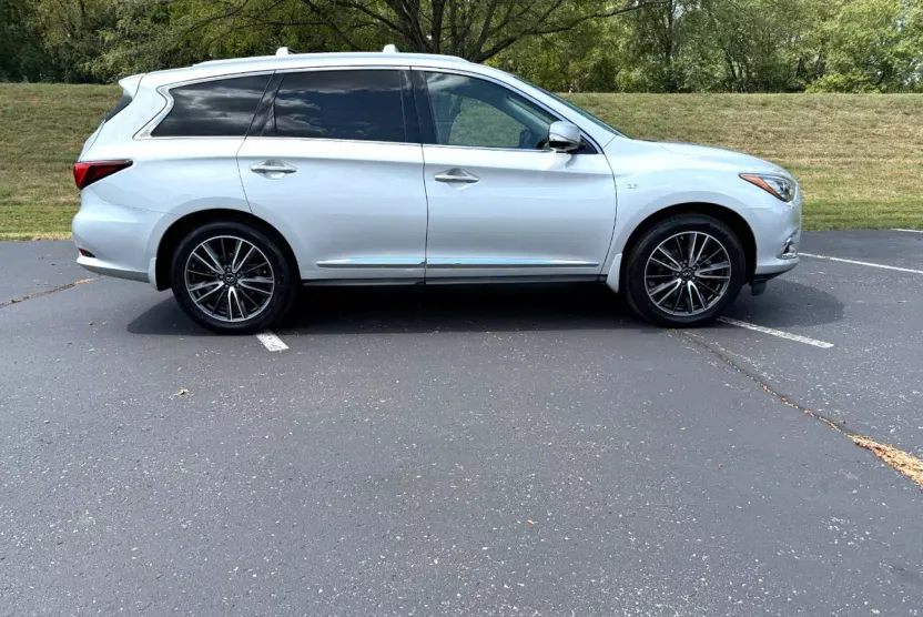 2017 Infiniti QX60 photo 1