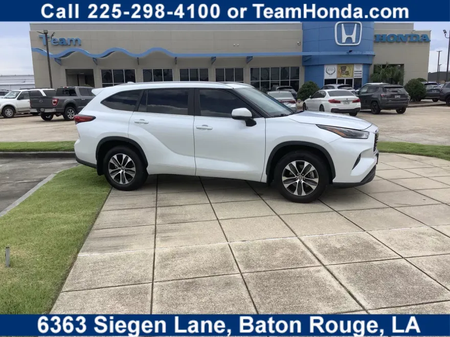 2023 Toyota Highlander XLE photo 1
