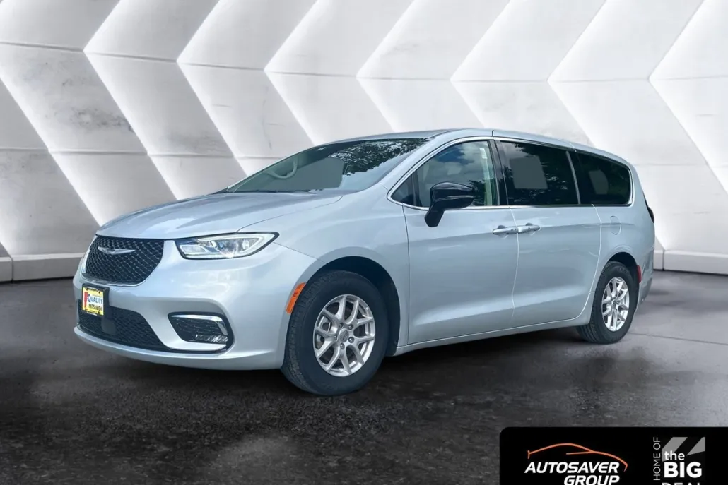 2024 Chrysler Pacifica Touring L photo 1