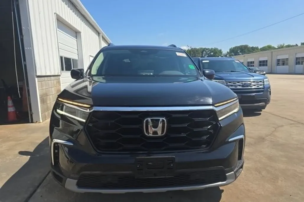 2023 Honda Pilot Touring photo 1