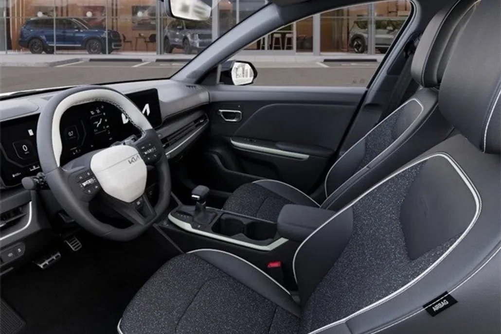2025 Kia K4 GT-Line photo 1