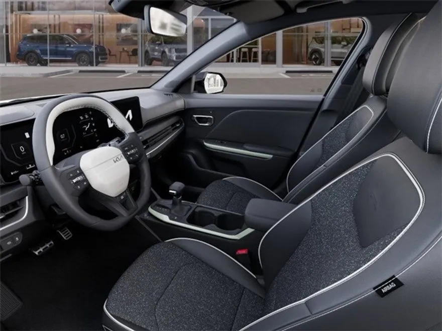 2025 Kia K4 GT-Line photo 1