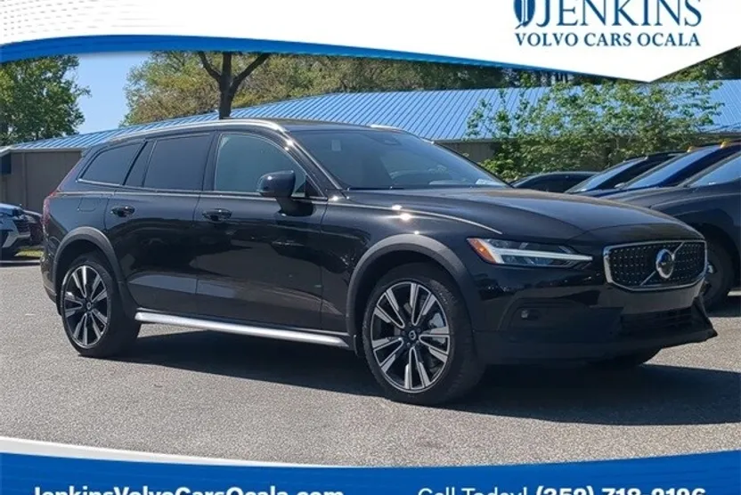 2025 Volvo V60 Cross Country B5 photo 1