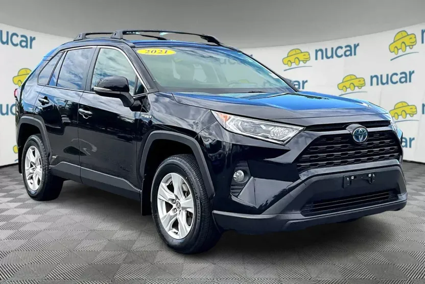 2021 Toyota RAV4 XLE photo 1