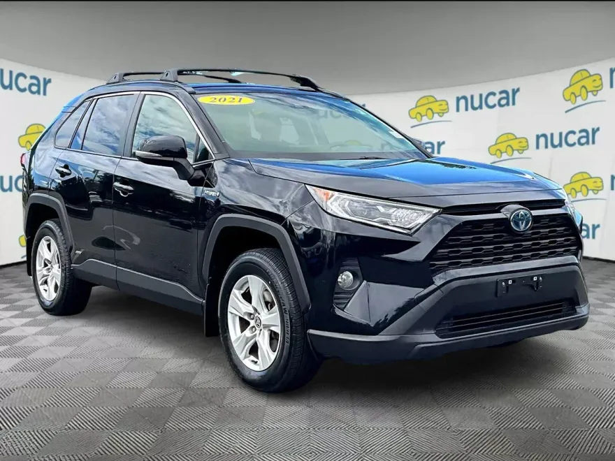 2021 Toyota RAV4 XLE photo 1