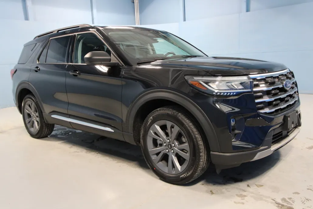2025 Ford Explorer photo 1