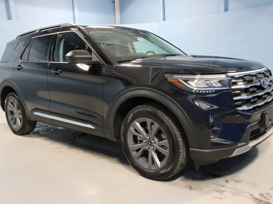 2025 Ford Explorer photo 1