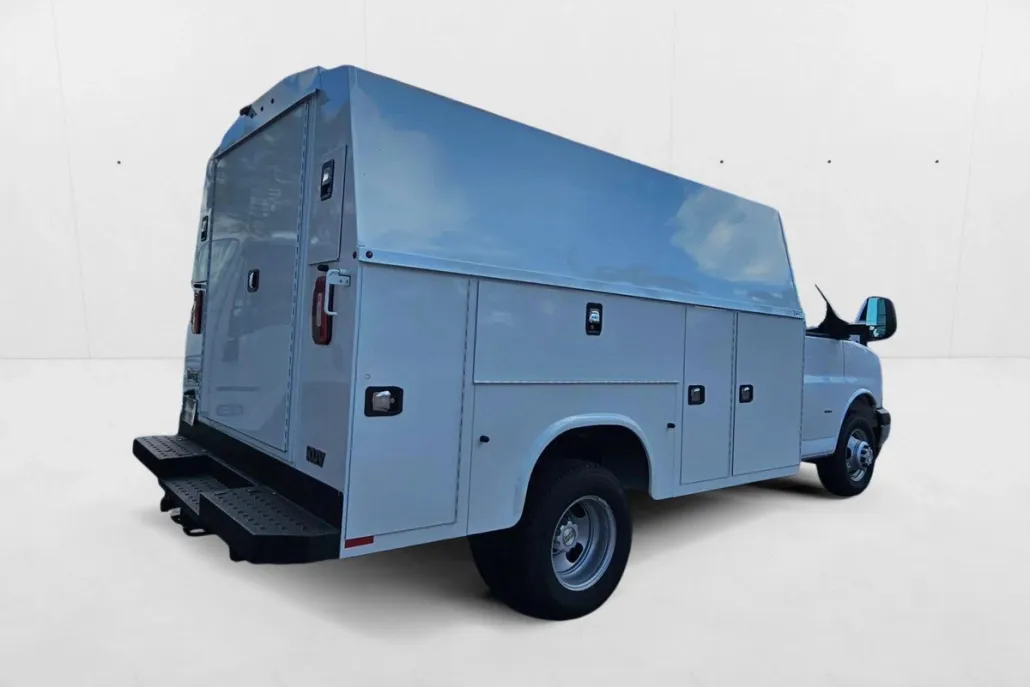 2024 Chevrolet Express Cutaway 3500 photo 1