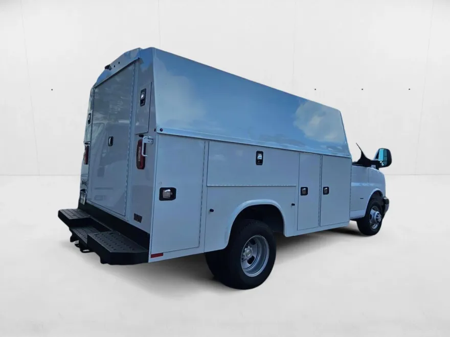 2024 Chevrolet Express Cutaway 3500 photo 1
