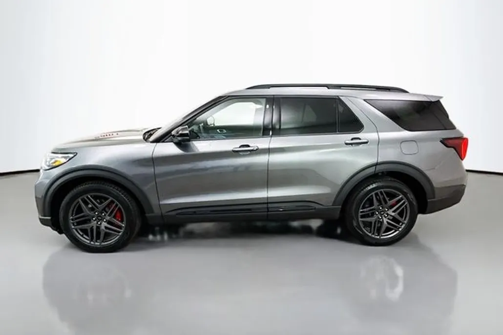 2025 Ford Explorer ST photo 1