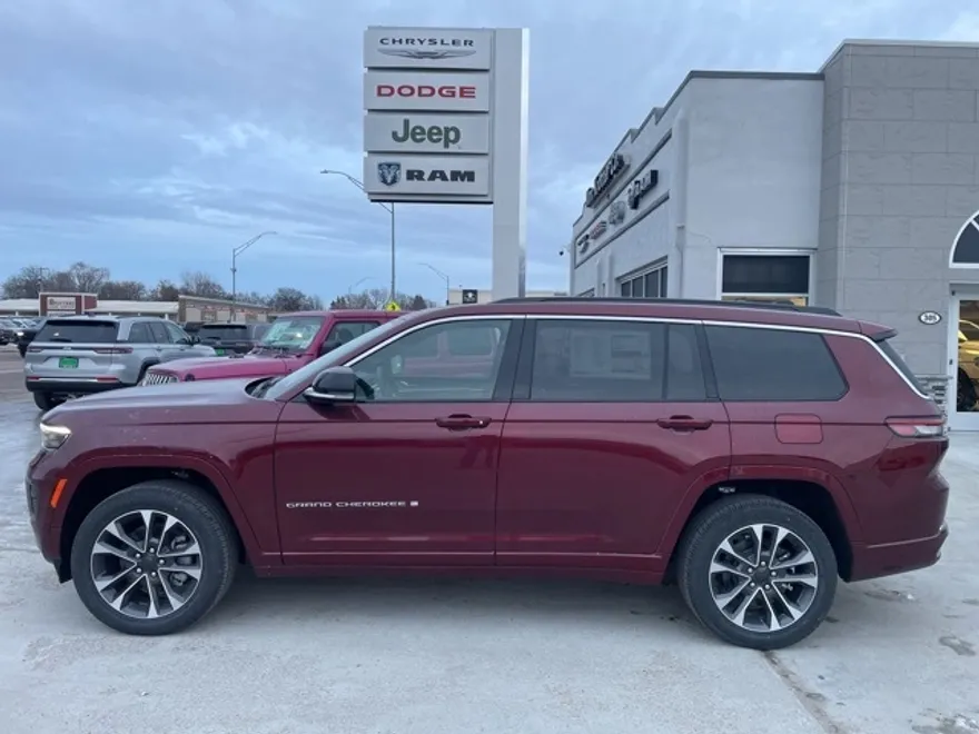 2025 Jeep Grand Cherokee Overland photo 1