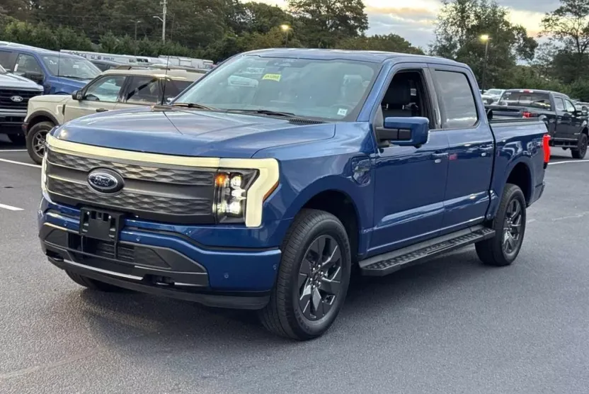 2022 Ford F-150 Lightning Lariat photo 1