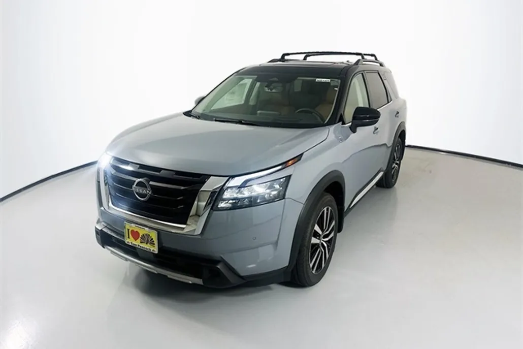 2025 Nissan Pathfinder Platinum photo 1
