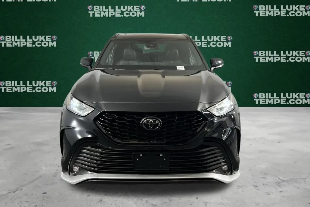 2024 Toyota Highlander LE photo 1