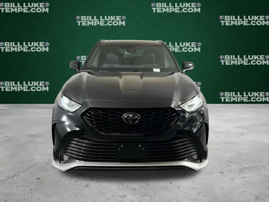 2024 Toyota Highlander LE photo 1