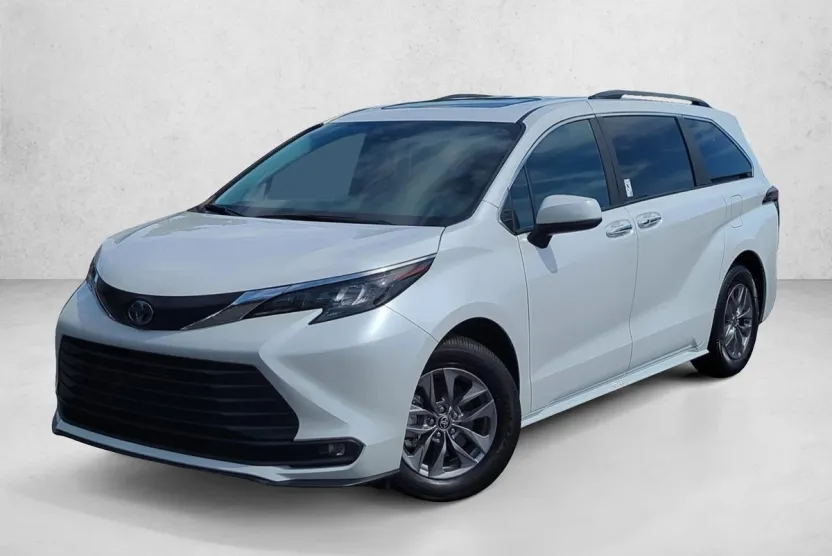 2025 Toyota Sienna XLE photo 1