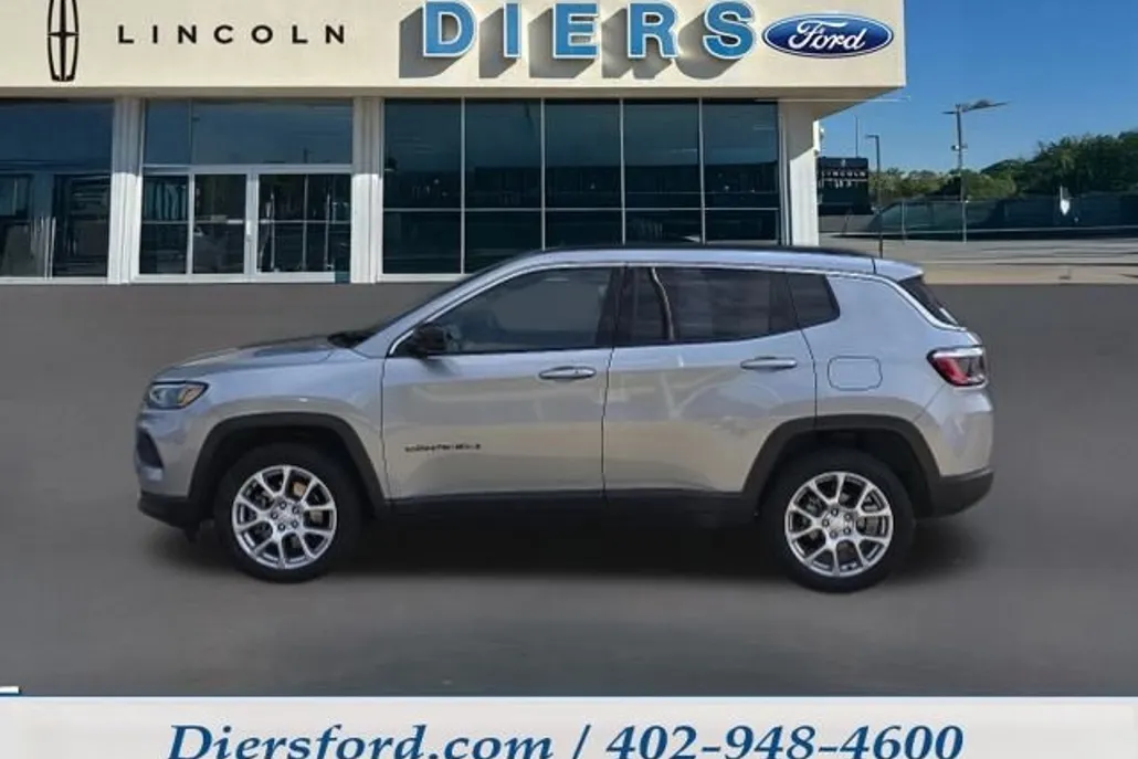 2023 Jeep Compass Latitude Lux photo 1