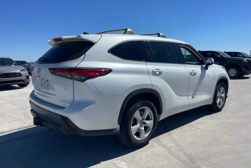 2022 Toyota Highlander LE photo 1