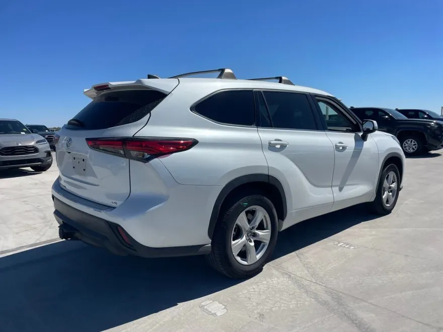 2022 Toyota Highlander LE photo 1