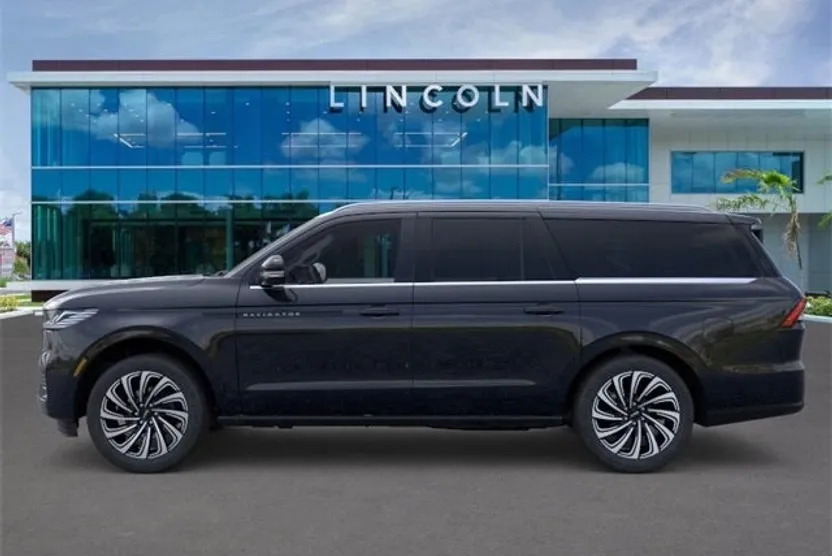 2025 Lincoln Navigator Black Label photo 1