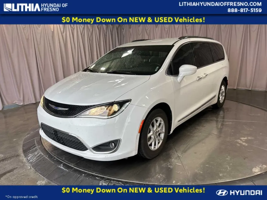 2020 Chrysler Pacifica Touring L photo 1