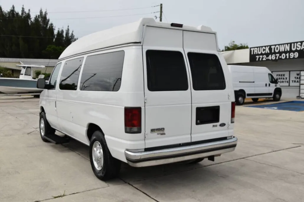 2009 Ford E-150 photo 1