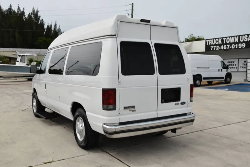 2009 Ford E-150 photo 1