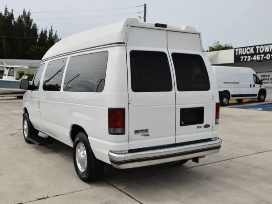 2009 Ford E-150 photo 1