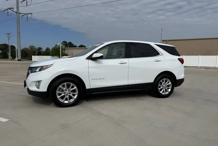 2020 Chevrolet Equinox LT photo 1
