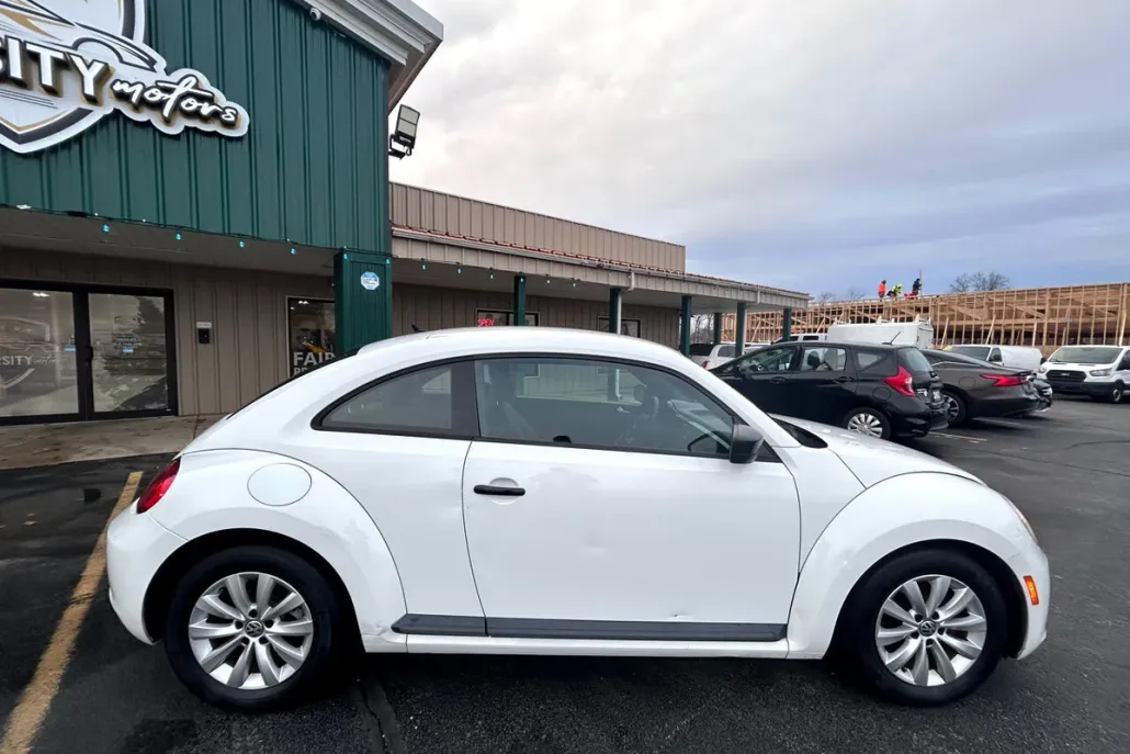 2016 Volkswagen Beetle 1.8T Classic photo 1