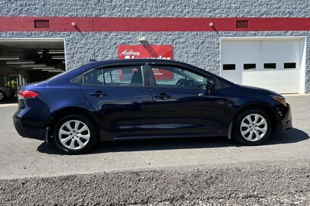 2024 Toyota Corolla LE photo 1
