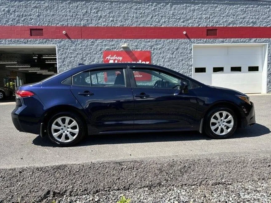 2024 Toyota Corolla LE photo 1