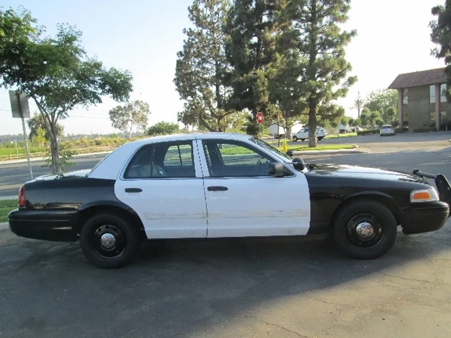 2010 Ford Crown Victoria photo 1