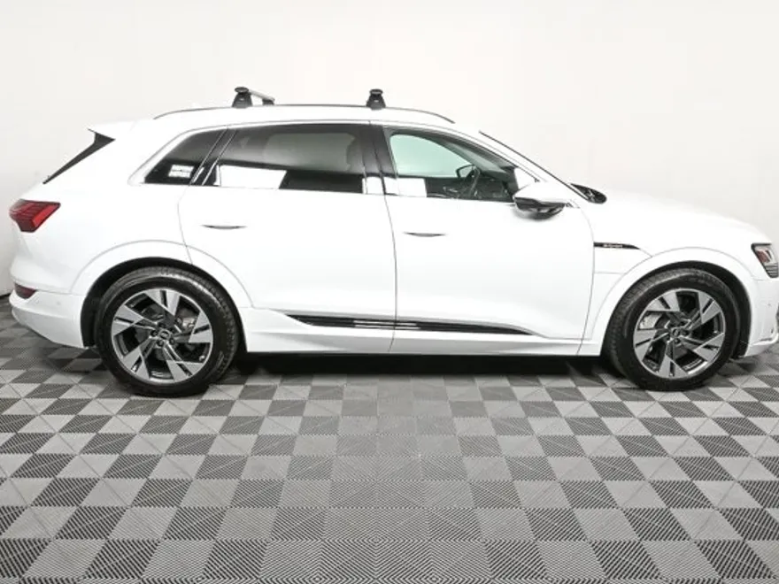 2023 Audi e-tron Premium Plus photo 1