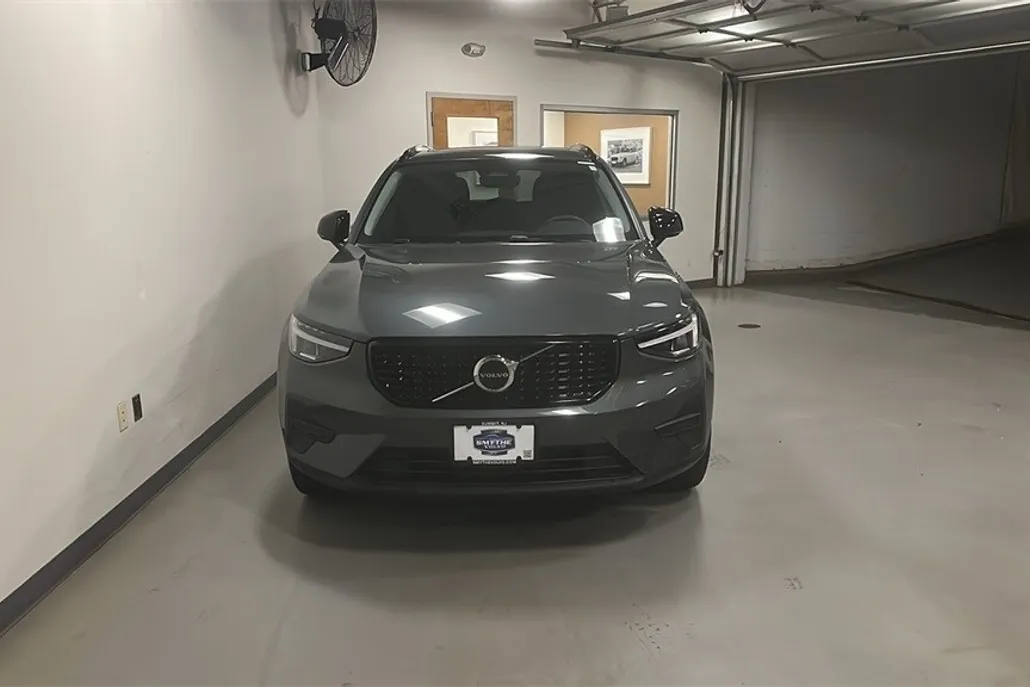 2026 Volvo XC40 Core photo 1