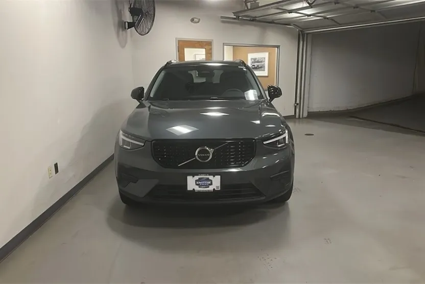 2026 Volvo XC40 Core photo 1