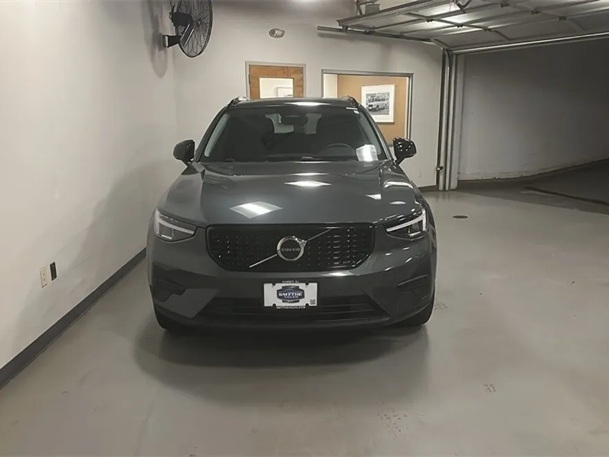 2026 Volvo XC40 Core photo 1