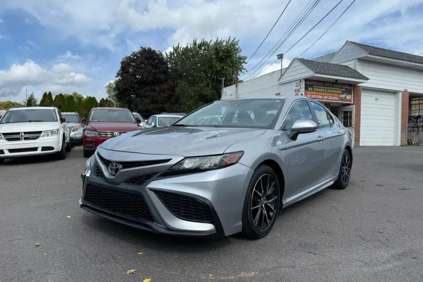 2021 Toyota Camry SE photo 1