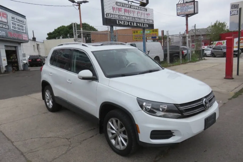 2017 Volkswagen Tiguan Wolfsburg Edition photo 1