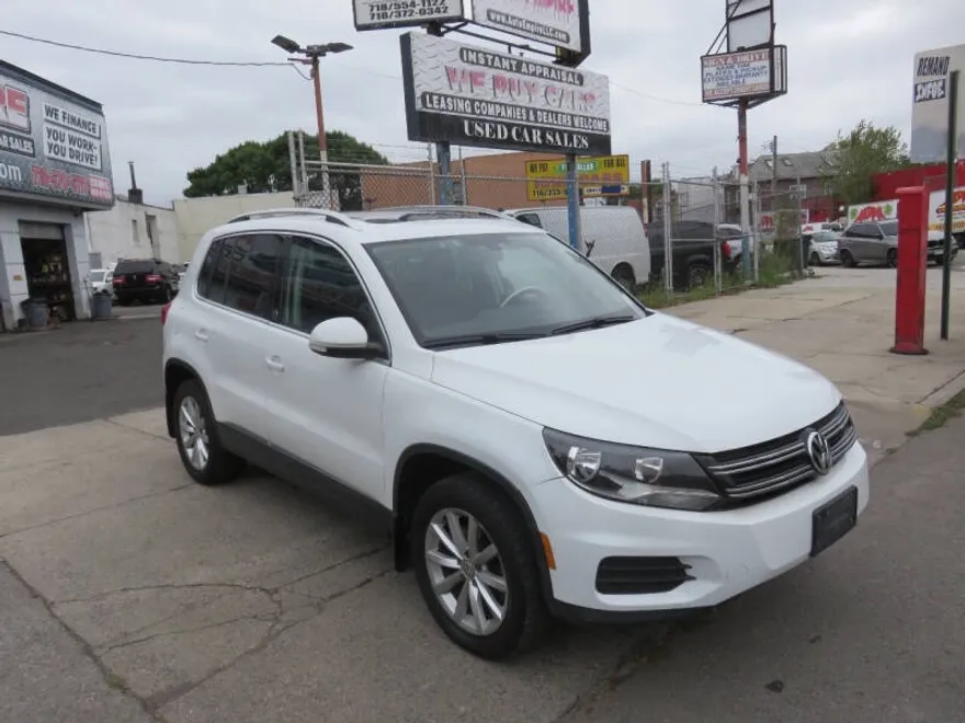 2017 Volkswagen Tiguan Wolfsburg Edition photo 1