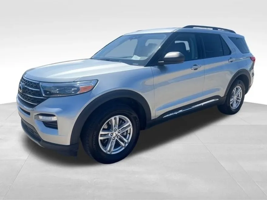 2023 Ford Explorer XLT photo 1