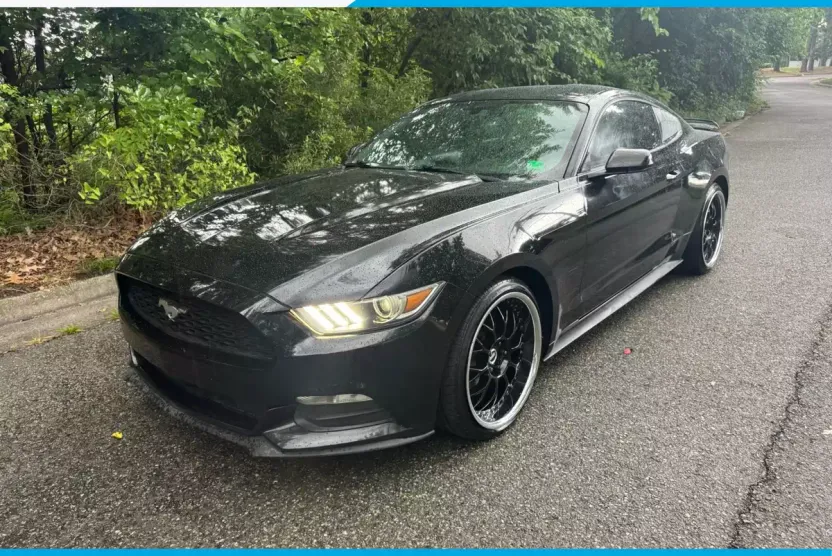 2015 Ford Mustang V6 photo 1