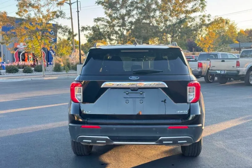 2023 Ford Explorer XLT photo 1