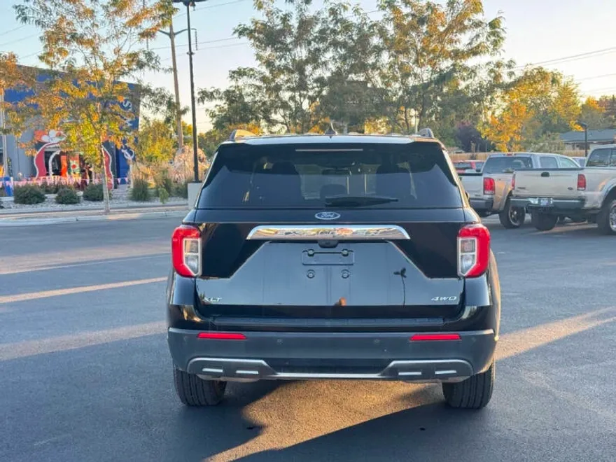 2023 Ford Explorer XLT photo 1