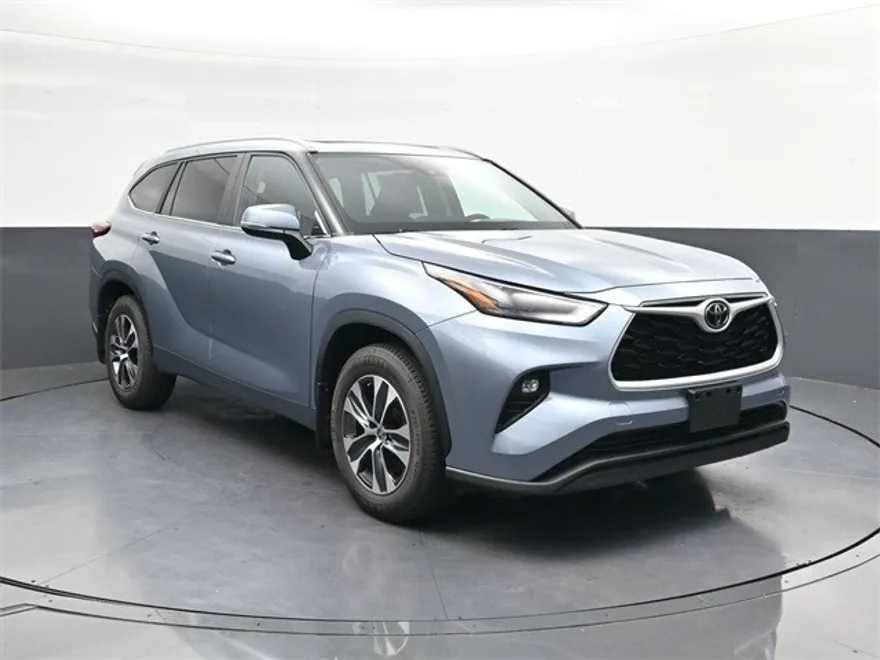 2023 Toyota Highlander L photo 1