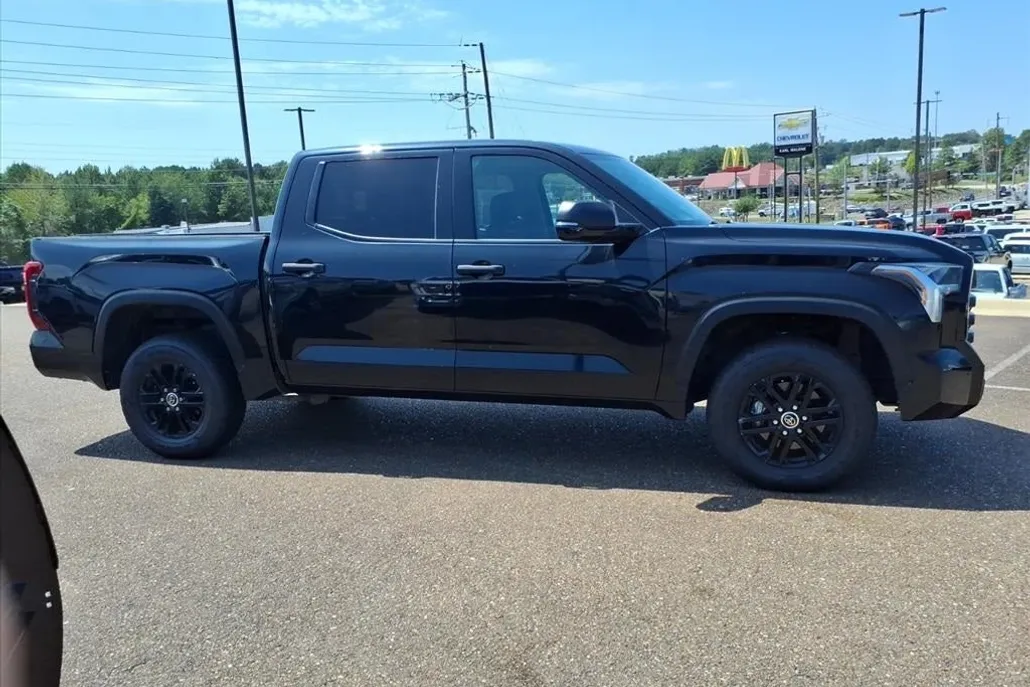 2023 Toyota Tundra SR5 photo 1