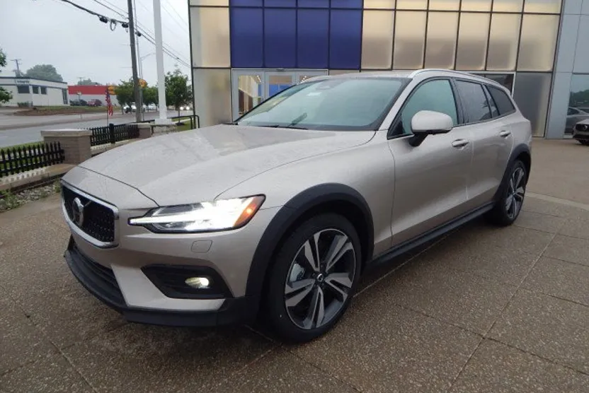 2025 Volvo V60 Cross Country B5 Plus photo 1