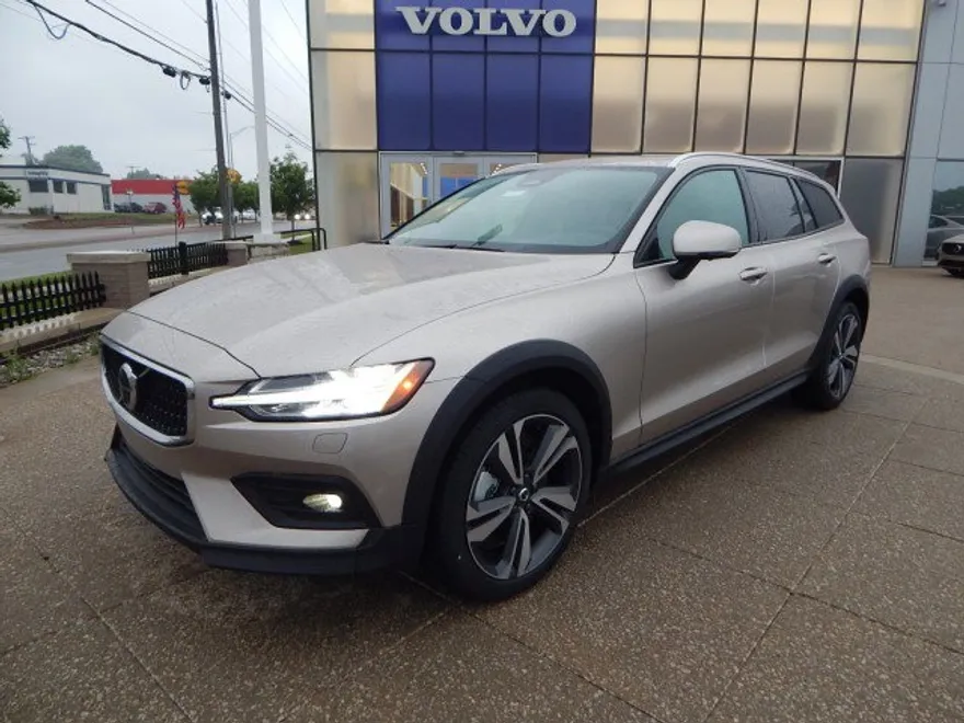 2025 Volvo V60 Cross Country B5 Plus photo 1