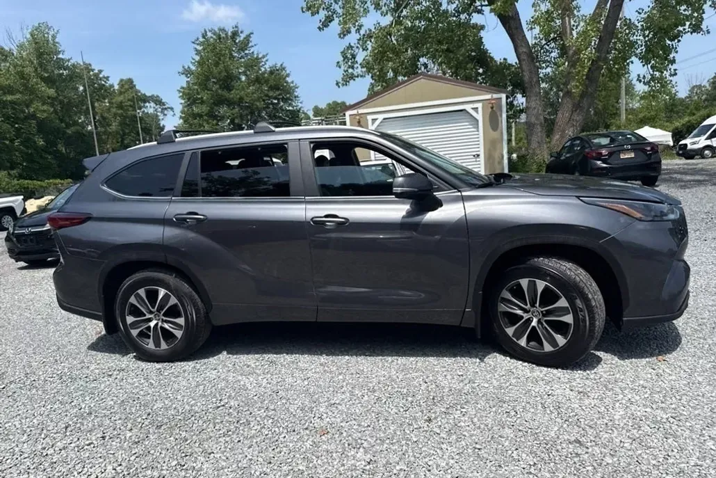2023 Toyota Highlander L photo 1